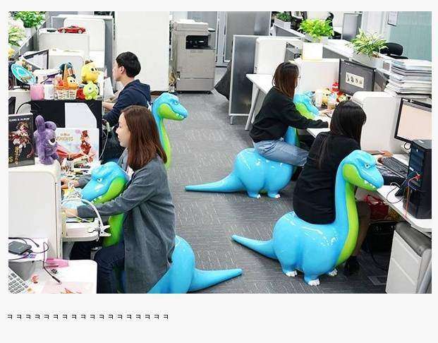 这样上班好疗癒！激萌「恐龙办公椅」网友一看就笑　点出「男女坐姿大不同」插图